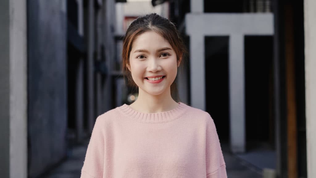 快乐的年轻女子