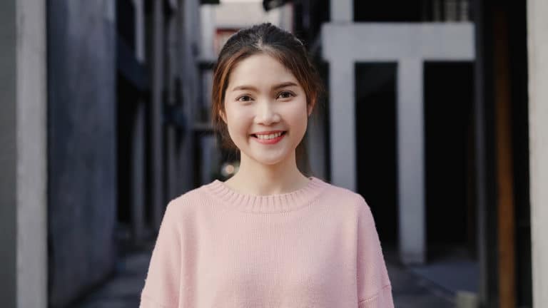 快乐的年轻女子